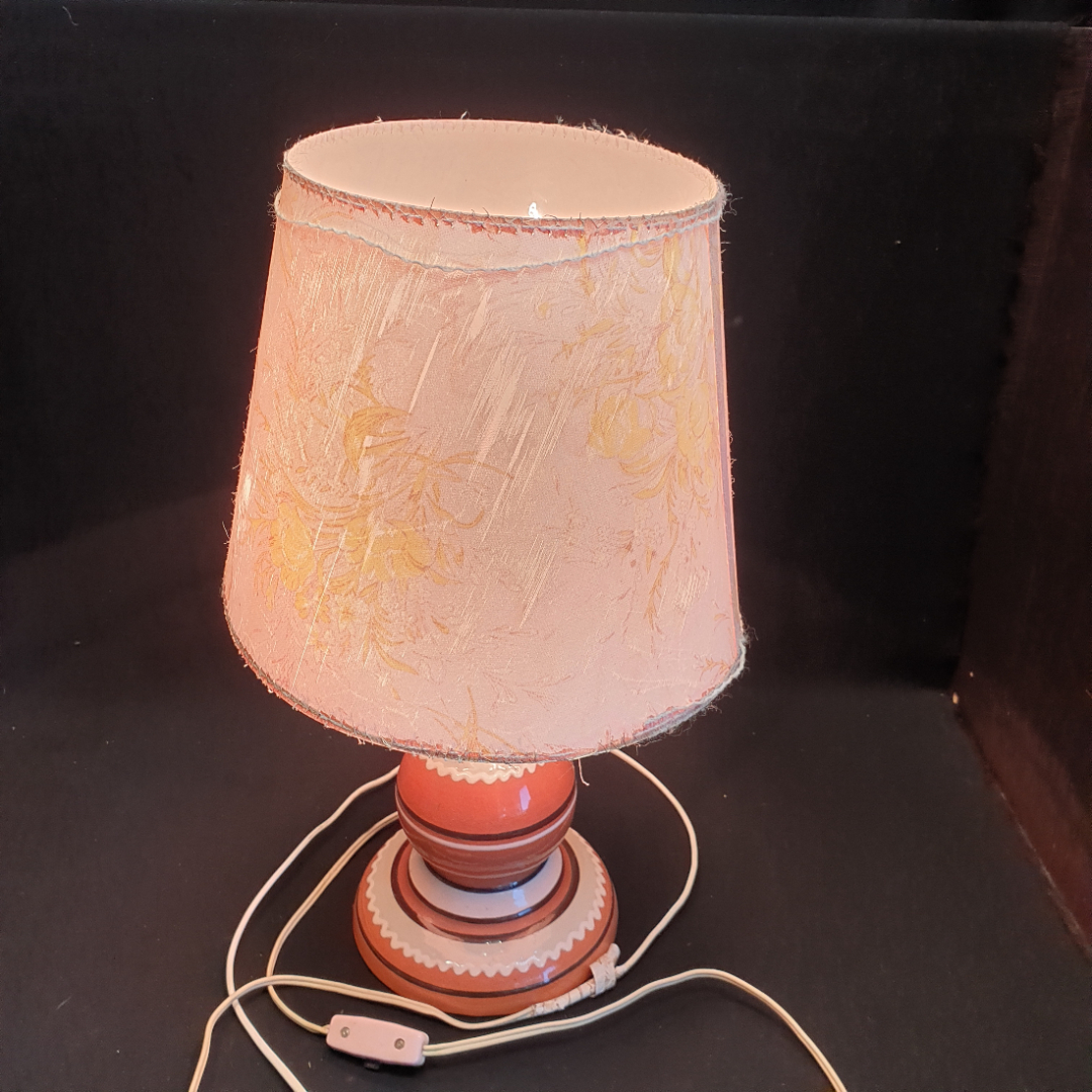 Лампа настольная с керамическим основанием. Картинка 1